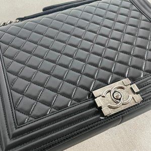 CHANEL JUMBO BOY QUILTED HANDBAG w/authenticity card and original dust bag.